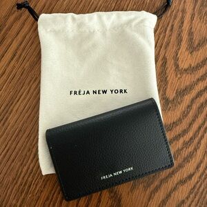 NWT Freja New York Black cars holder
